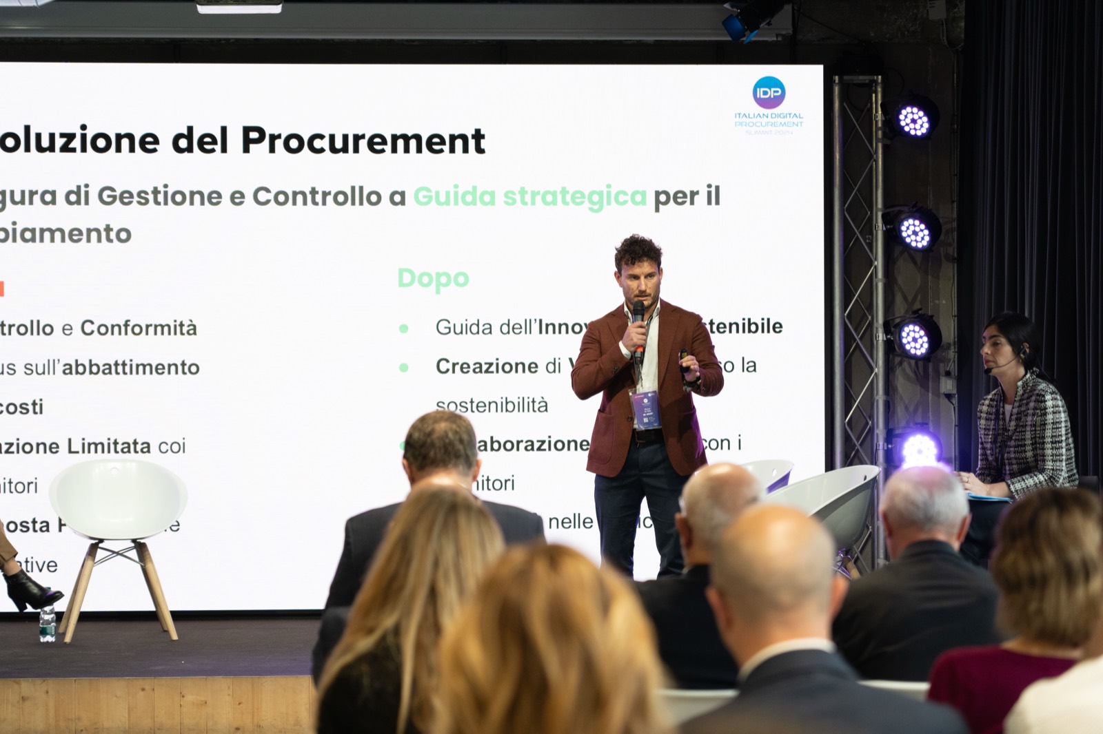 Marco Di Pilla mentre presenta in aula